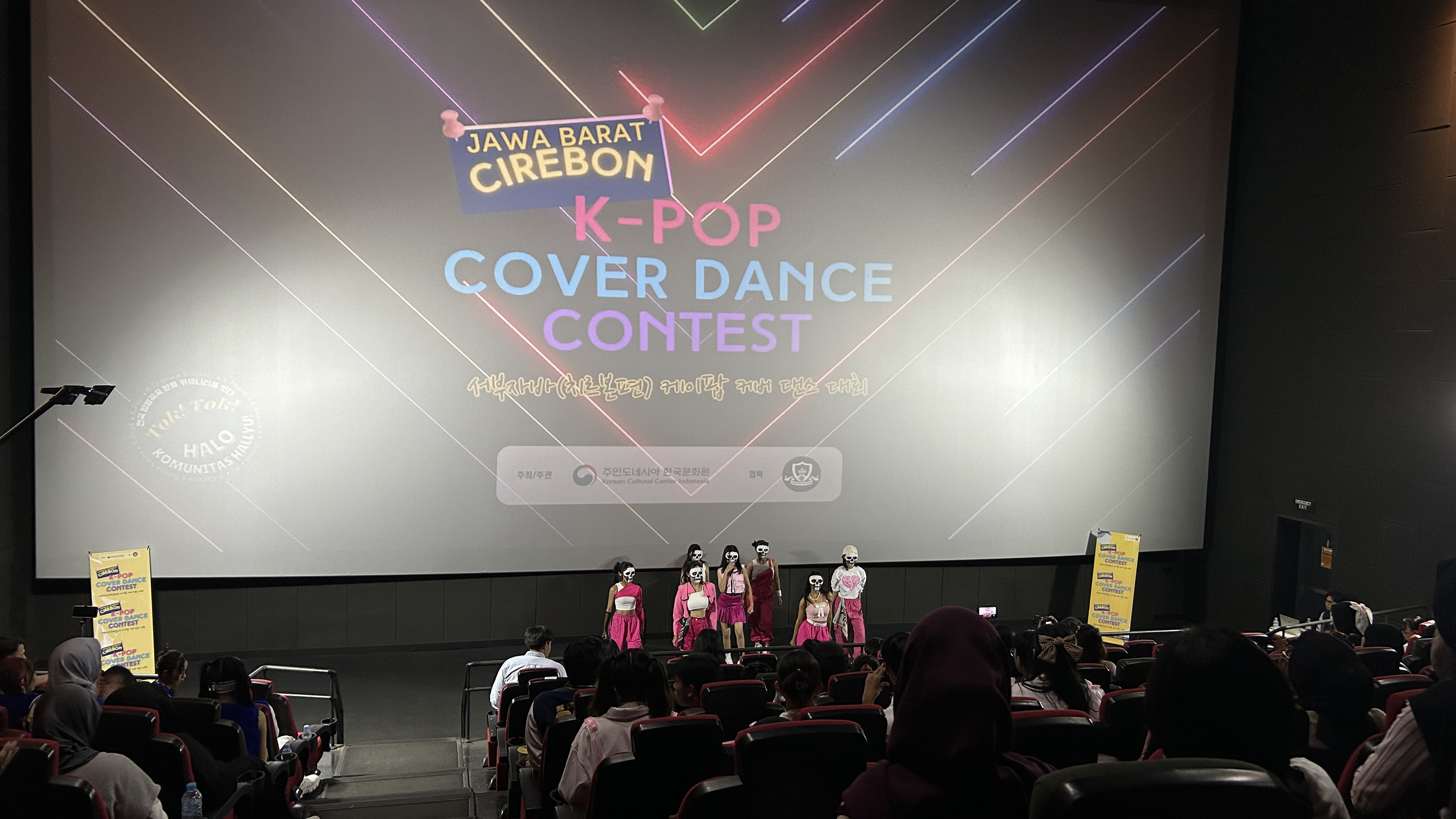 Penampilan finalis K-Pop Cover Dance Contest di Cirebon