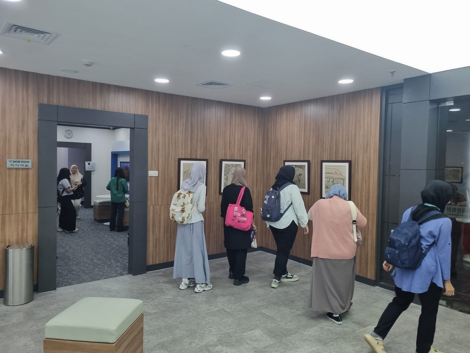 Korean Cultural Center Indonesia(KCCI) menggelar Pameran Lukisan Masyarakat Tradisional Korea yang memberikan sekilas gambaran tentang kehidupan masyarakat sehari-hari Dinasti Joseon. Pameran ini digelar dari tanggal 20 hingga 28 Februari di KCCI.