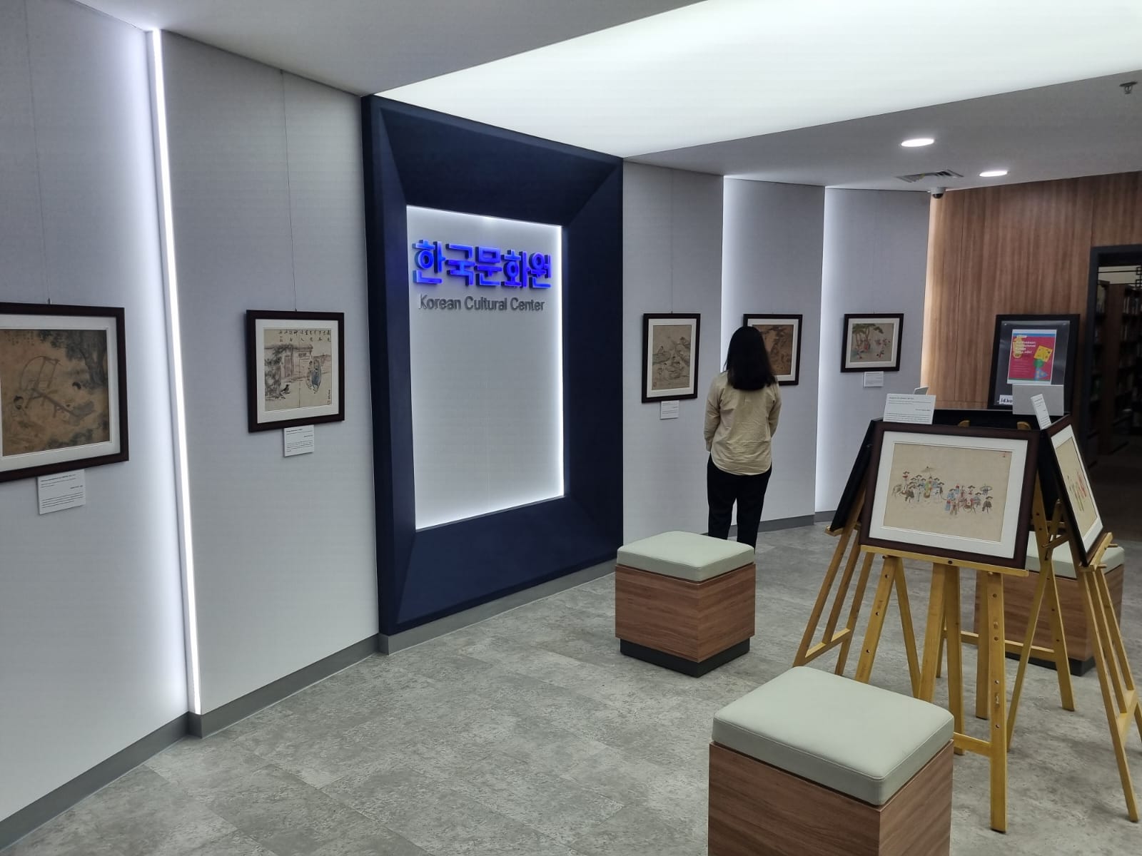 Korean Cultural Center Indonesia(KCCI) menggelar Pameran Lukisan Masyarakat Tradisional Korea yang memberikan sekilas gambaran tentang kehidupan masyarakat sehari-hari Dinasti Joseon. Pameran ini digelar dari tanggal 20 hingga 28 Februari di KCCI.