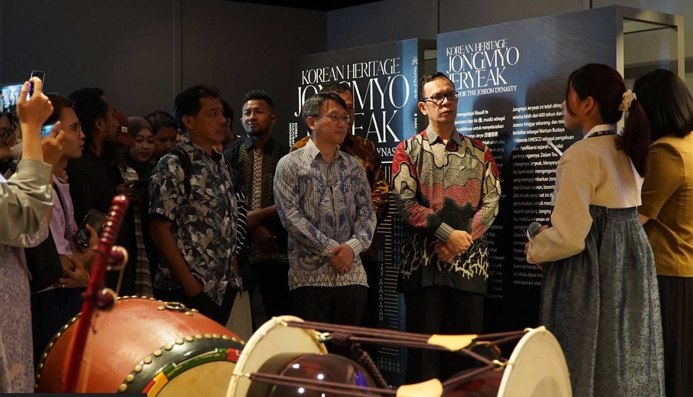 Para pengunjung menunjukkan antusiasme mereka terhadap alat-alat Jongmyo Jeryeak