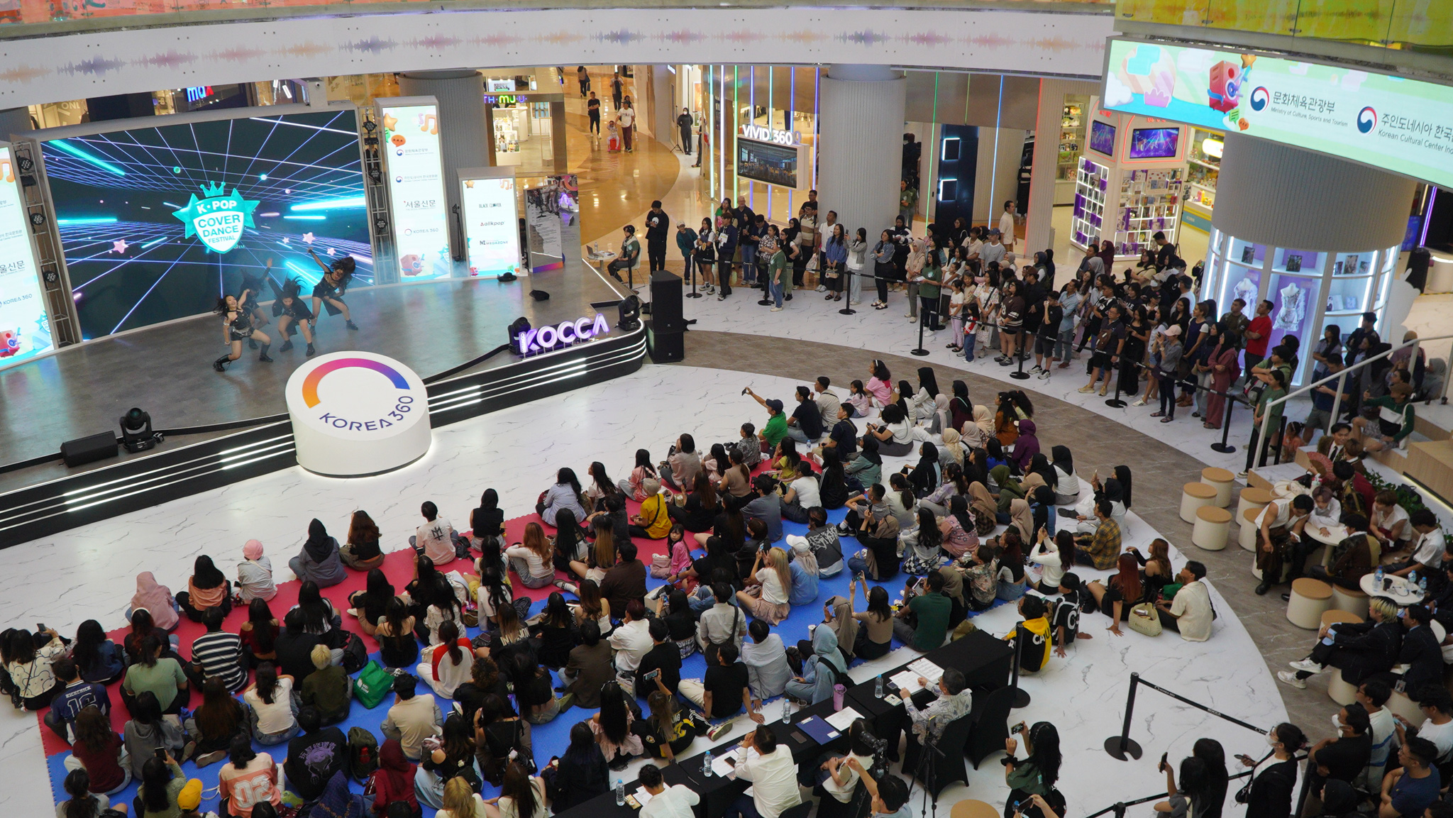 Penampilan peserta K-Pop Cover Dance Festival 2025