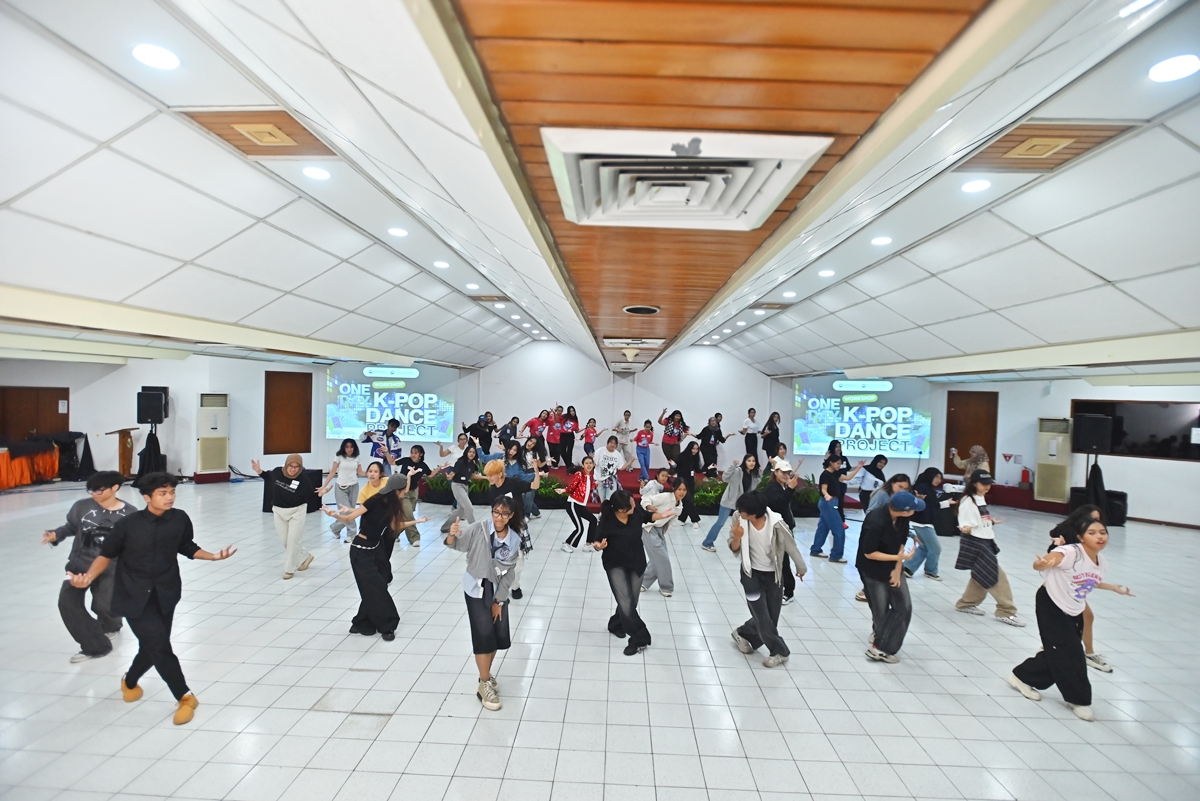 Para peserta tampil bersama pada akhir lokakarya