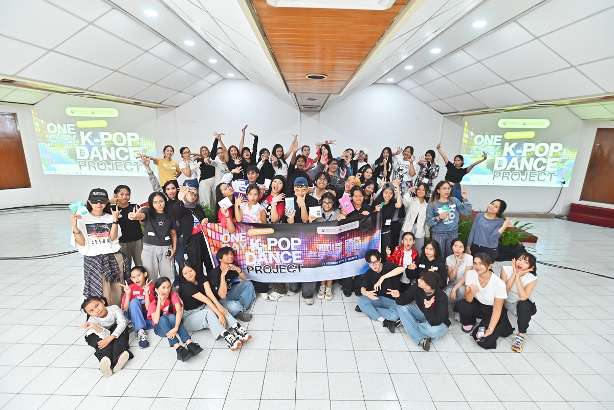 Foto bersama peserta lokakarya "One Day K-Pop Dance Project"