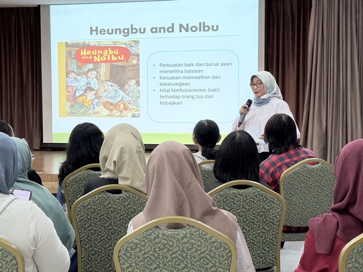 Pembicara memaparkan tentang cerita rakyat Korea 'Heungbu dan Nolbu'