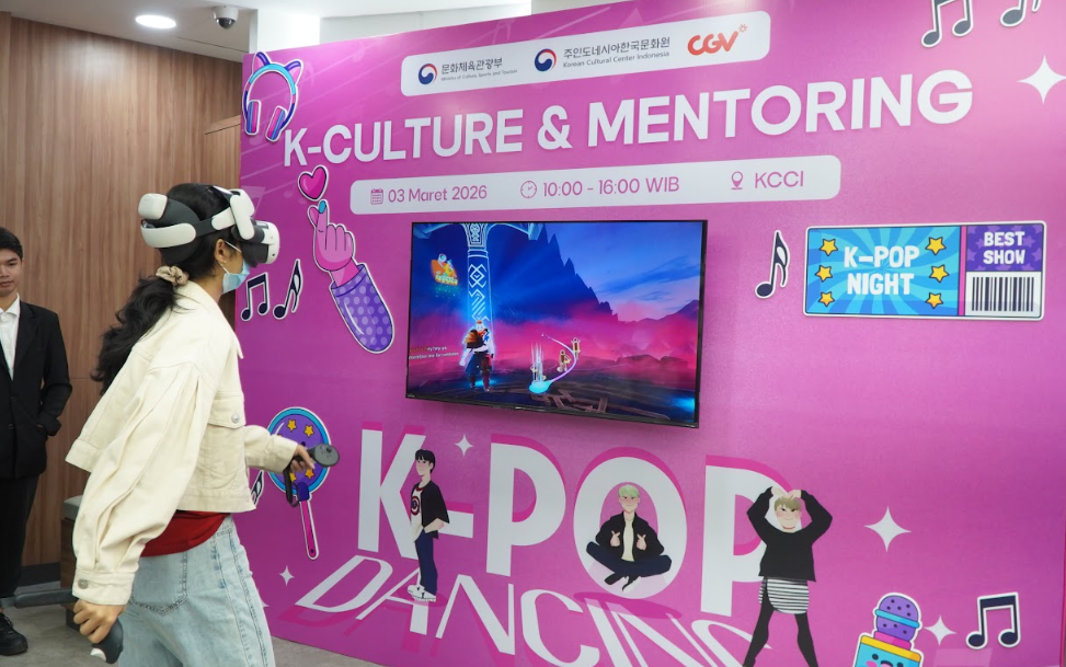 VR 댄스체험을 하는 모습