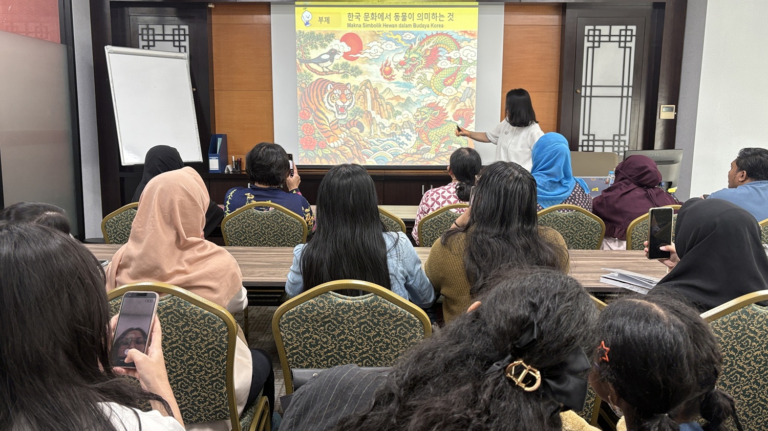 Pembicara Korean Culture Day menjelaskan tentang simbol hewan dalam folklor Korea