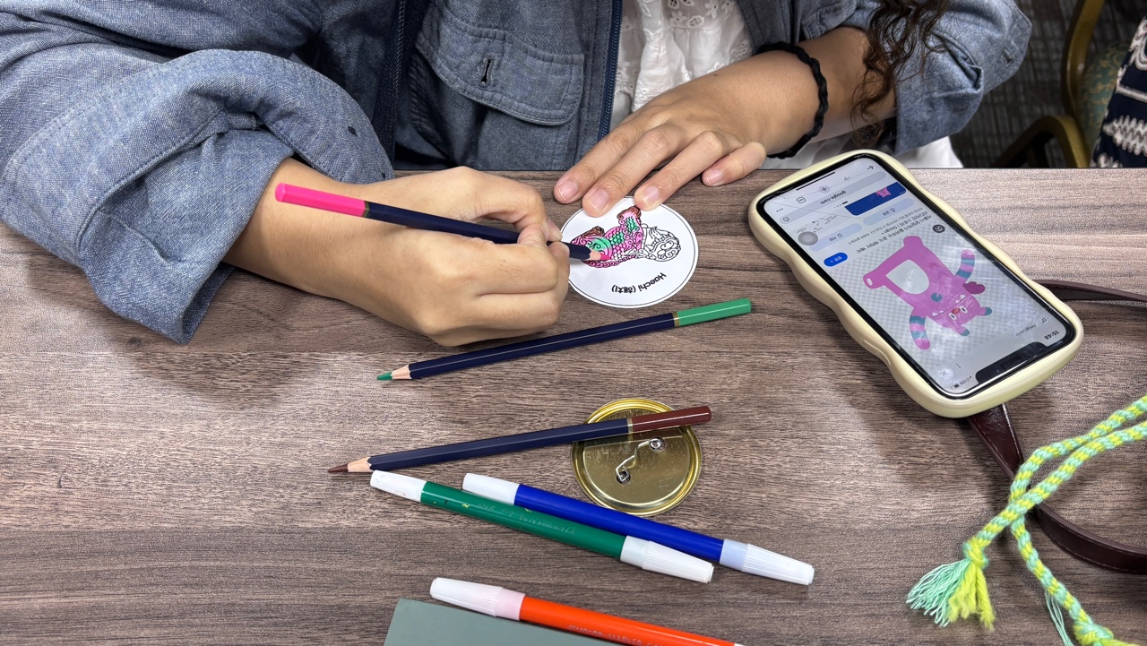 Aktivitas membuat pin dengan gambar simbol hewan dalam folklor Korea