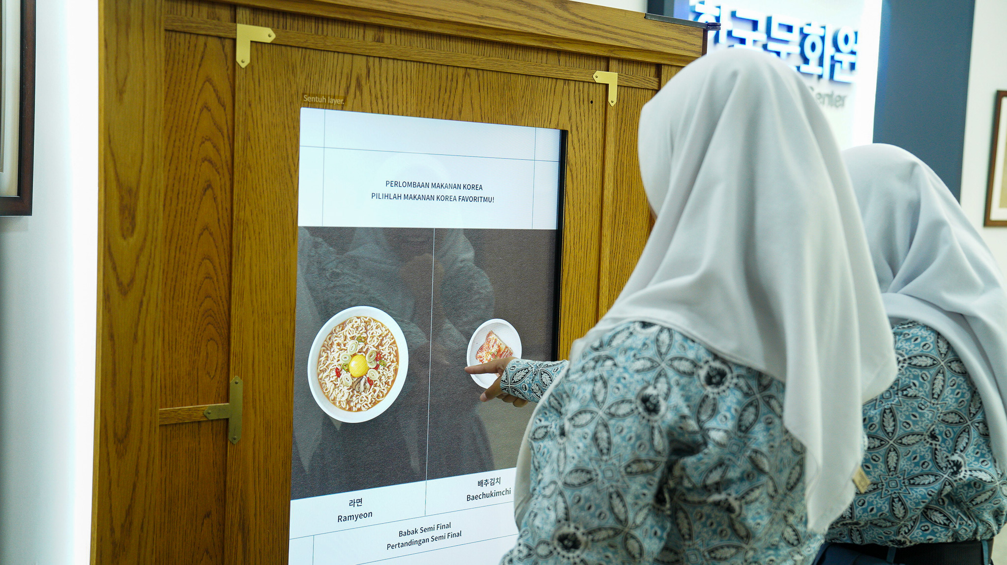 Peserta mencoba fitur Kotak Budaya Hansik