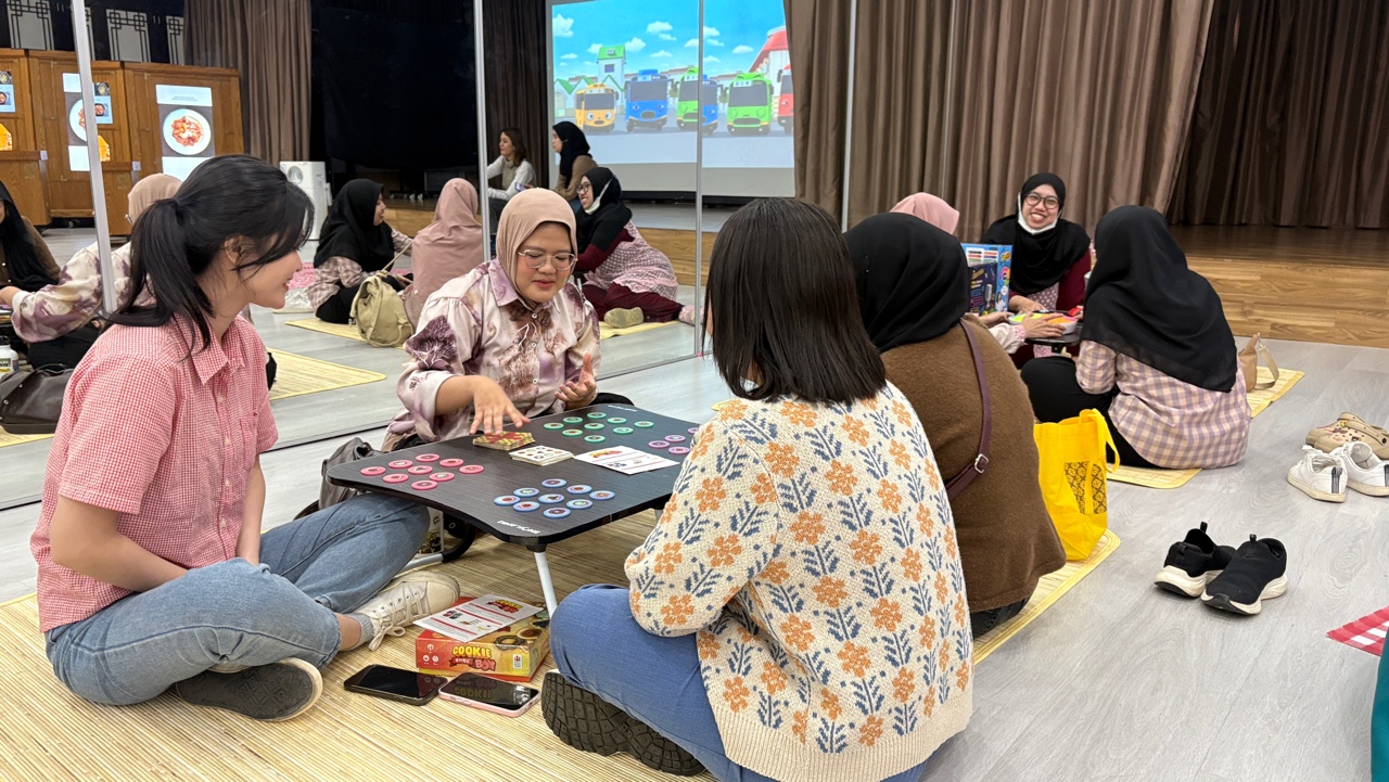 Peserta mencoba beragam permainan papan Korea