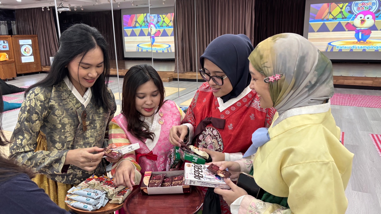 Peserta mencoba kudapan dari Korea
