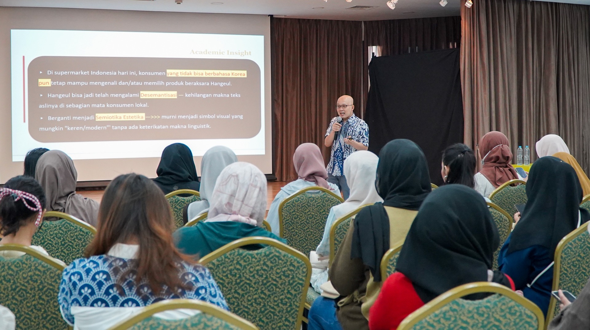 Paparan oleh pembicara Dr. Suray Agung Nugroho