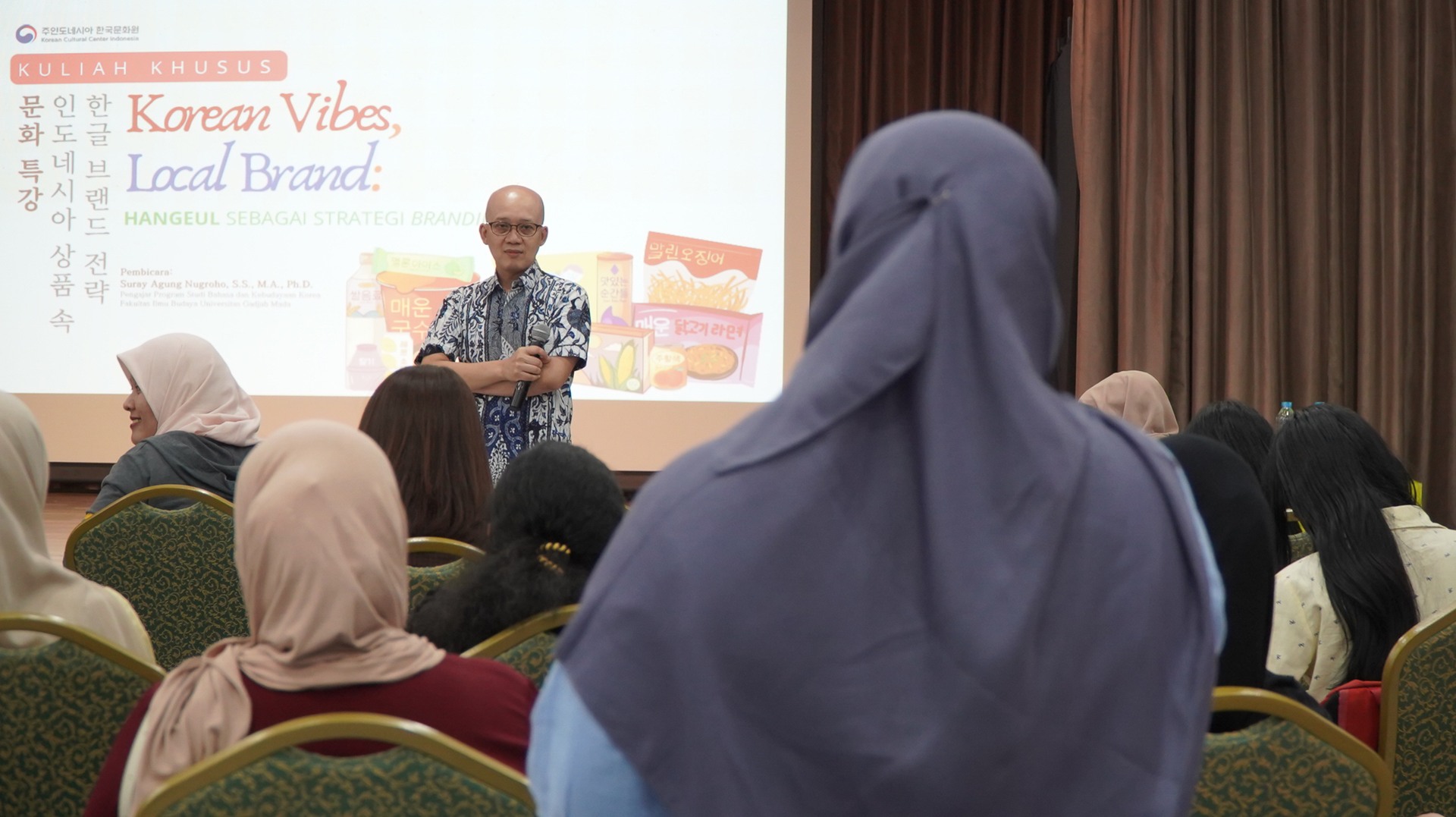 Sesi tanya-jawab bersama peserta kuliah khusus