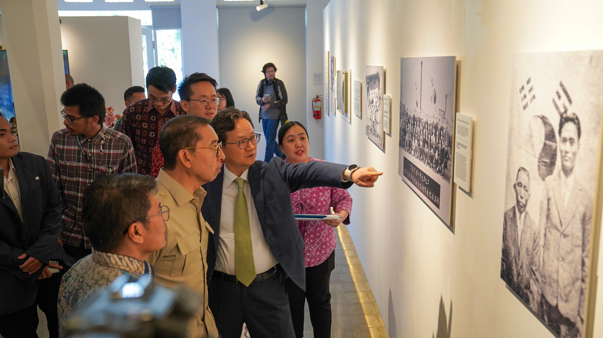 김구 탄생 150주년 유네스코 기념해 지정을 계기로 주인도네시아 한국문화원은 한국과 인도네시아가 독립과 자유를 향해 걸어온 역사적 여정을 한자리에서 조명하는 특별전을 독립기념관 및 안타라(인도네시아 국영통신사)와 함께 8.12-9.3 자카르타에서 개최했습니다.