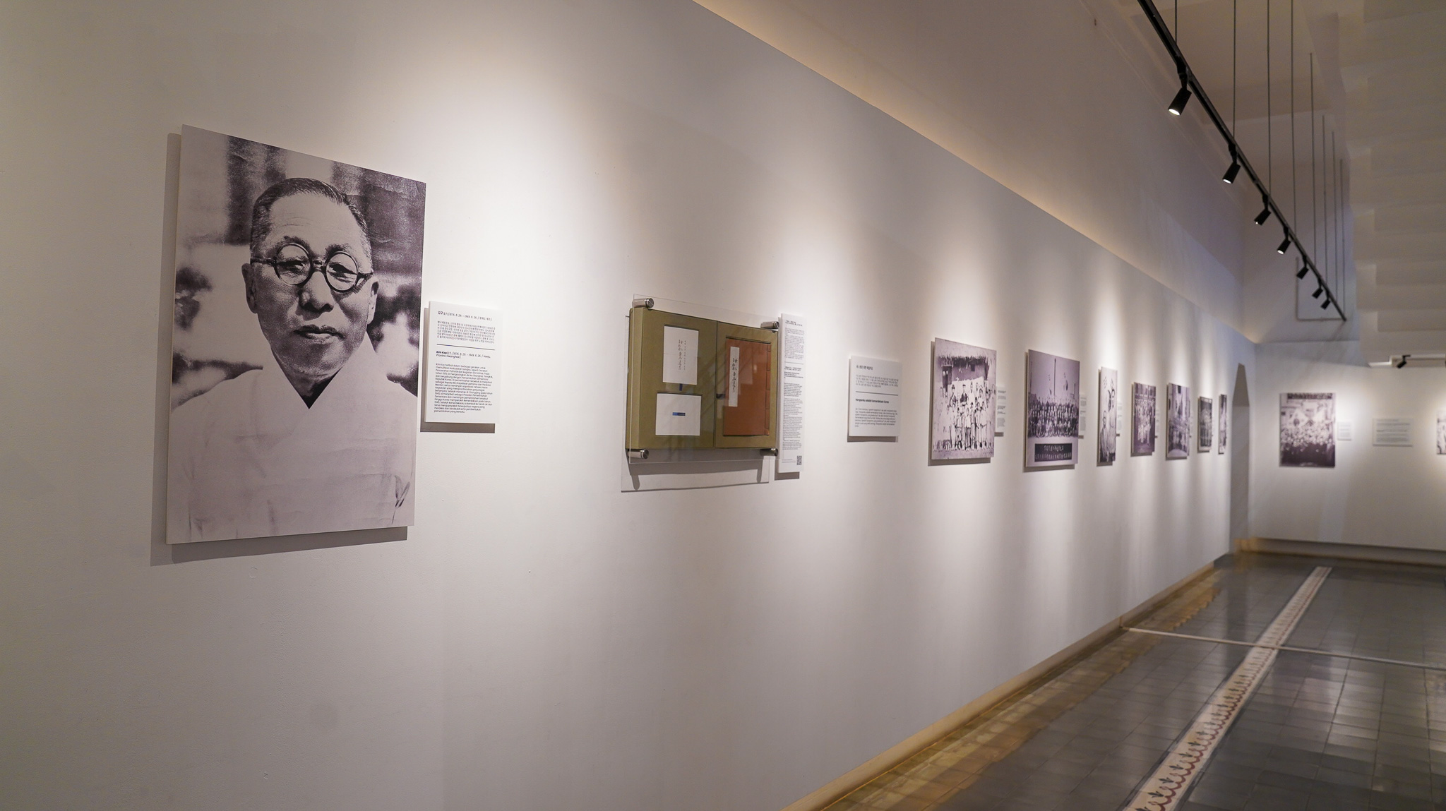 Korean Cultural Center Indonesia mengangkat perjalanan Korea Selatan dan Republik Indonesia dalam memperjuangkan kebebasan dan kemerdekaan melalui pameran foto bertajuk “My Wish, Our Wish: Road to Freedom” yang diselenggarakan di ANTARA Heritaga Center, Jakarta.