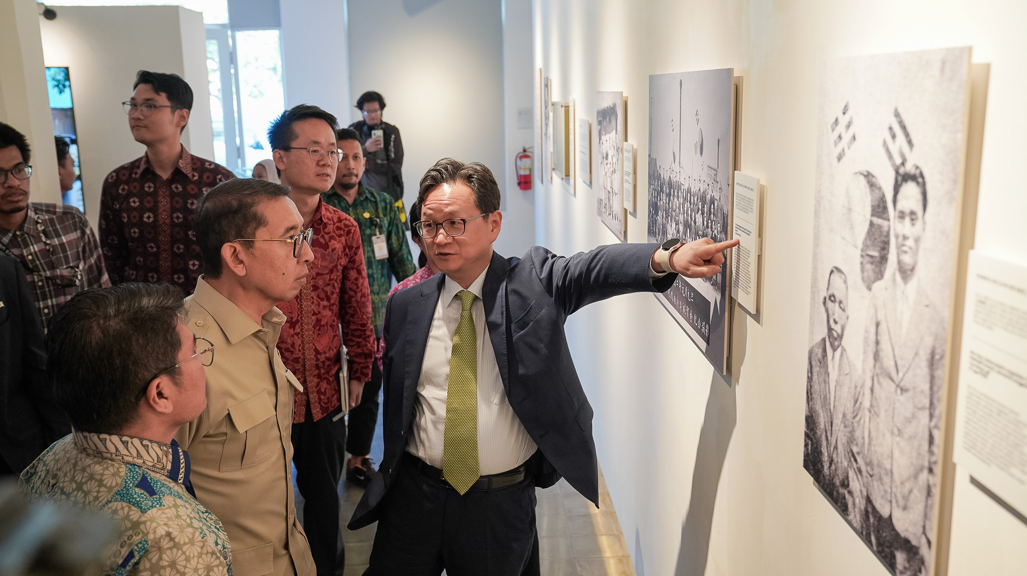 Korean Cultural Center Indonesia mengangkat perjalanan Korea Selatan dan Republik Indonesia dalam memperjuangkan kebebasan dan kemerdekaan melalui pameran foto bertajuk “My Wish, Our Wish: Road to Freedom” yang diselenggarakan di ANTARA Heritaga Center, Jakarta.