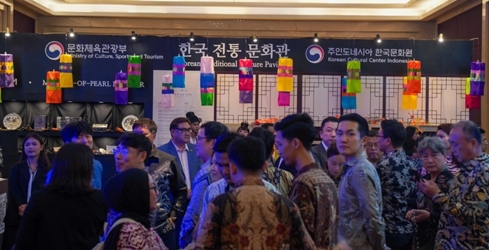 한복 전통관을 돌아보고 있는 방문객들