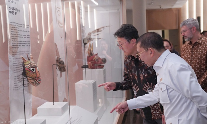 Ambassador Yun Sun-gu and Minister of Culture Padli John viewing the exhibition