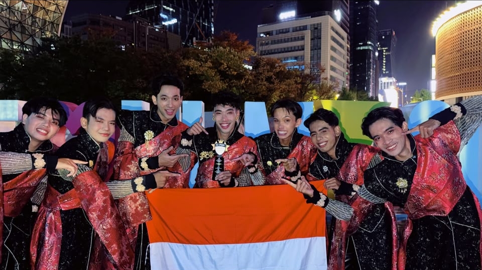 Tim EXNITE berfoto usai meraih kemenangan di 2026 KCDF World Final